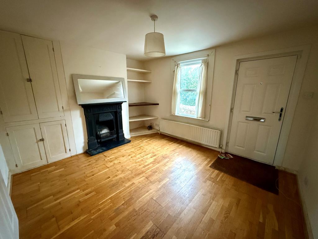 Lot: 110 - END-TERRACE HOUSE WITH OFF ROAD PARKING - Living room